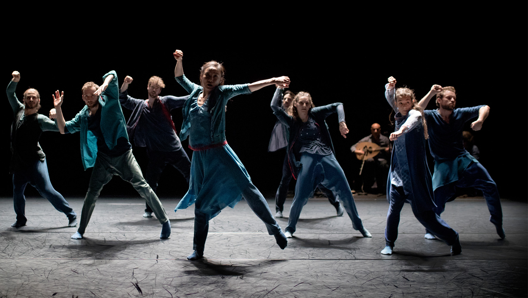 Regionteatern. Dansgrupp mitt i rörelsen.
