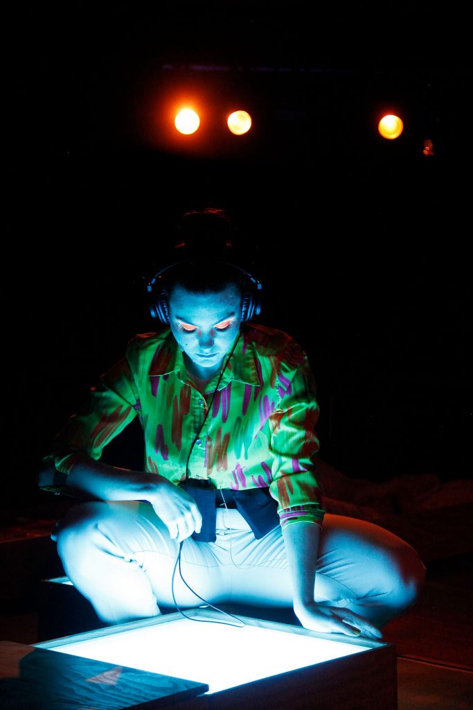Jannie Östergren lutar sig över en ljusbox.