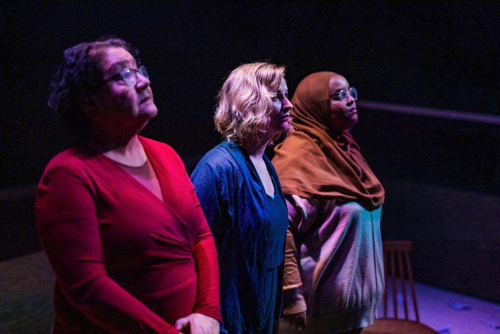 De tre medverkande står på rad. Från vänster till höger: Maria i rött, Ellie i blått och Iman i brunt.