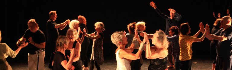 En grupp äldre människor dansar i par.