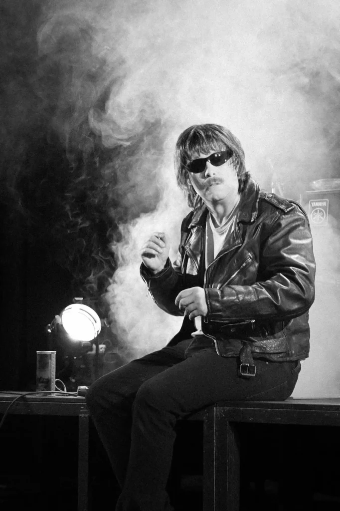 Skådespelare i rollen som Eddie Meduza under teaterföreställning
