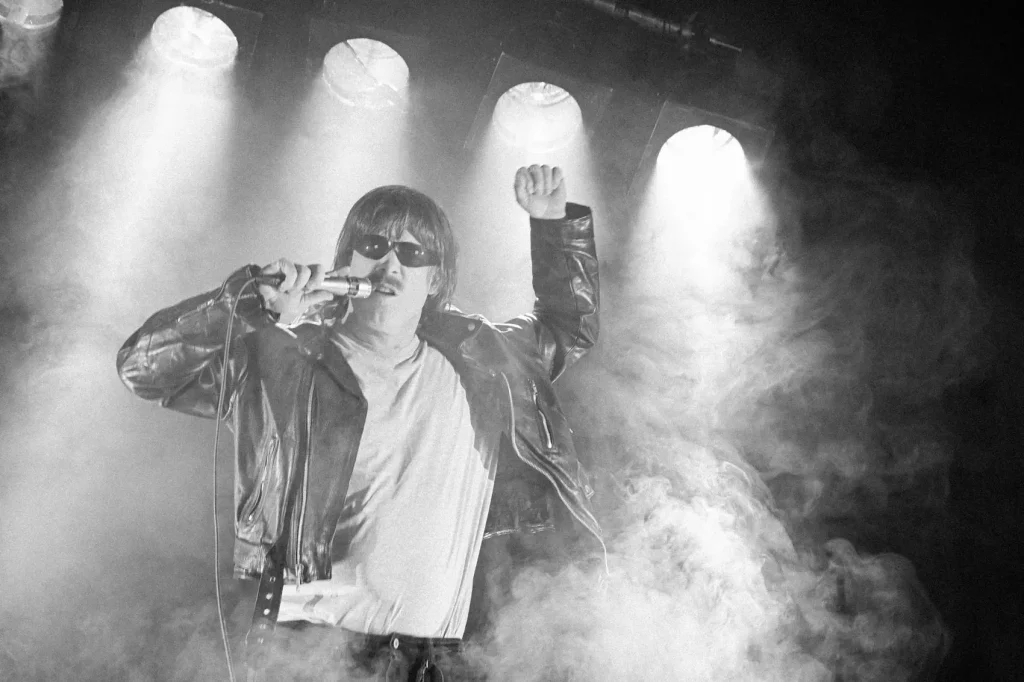 Skådespelare, Eddie Meduza, sjunger.