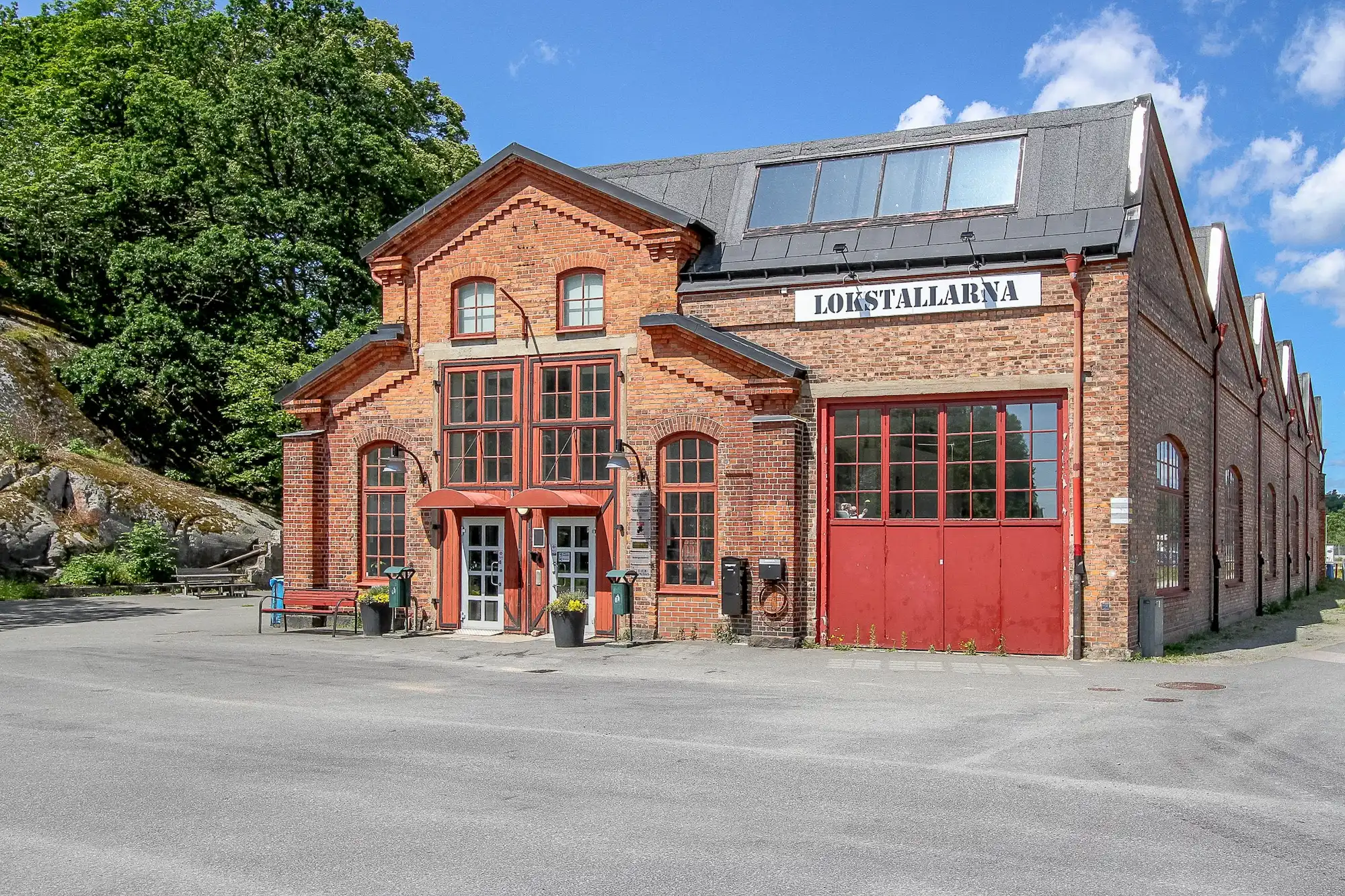Entren till Lokstallarna.