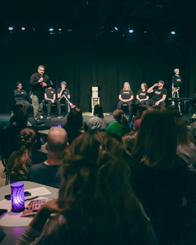 Nu på torsdag är det dags igen - Regionteatern möter Linneateatern och gör upp i en storslagen duell i teatersport. Se till att boka dina biljetter på Regionteatern.se och förbered dig på en fartfylld och rolig kväll du sent kommer glömma!

Inga manus, inga förberedelser, bara massa kul 🎭