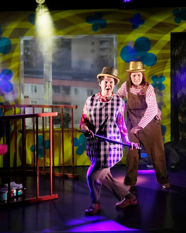 Nu närmar sig sista veckan, och sista chansen, att se Kristina Lugns Tant Blomma på Regionteaterns scener. Vi ser tillbaka på en fantastisk spelperiod med fina recensioner och härliga publikmöten!

MEN, än är det inte för sent. Om du ännu inte sett föreställningen så har du fortfarande chansen. Segla in på regionteatern.se och skaffa din biljett.